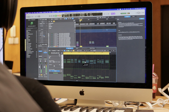 포자랩스 스튜디오에서 직원이 AI 음원 관련 작업을 하고 있다. 포자랩스 제공